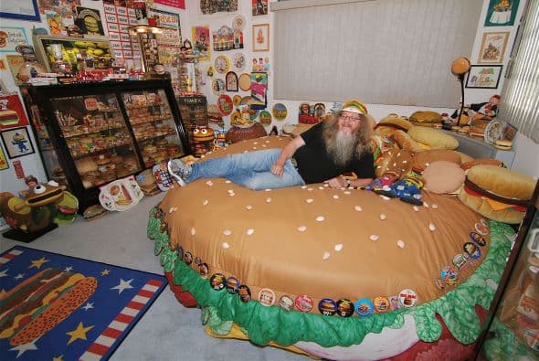 Po esto ahora es mejor conocido como Hamburguer Harry y ha convertido su casa en un museo dedicado a esta comida.