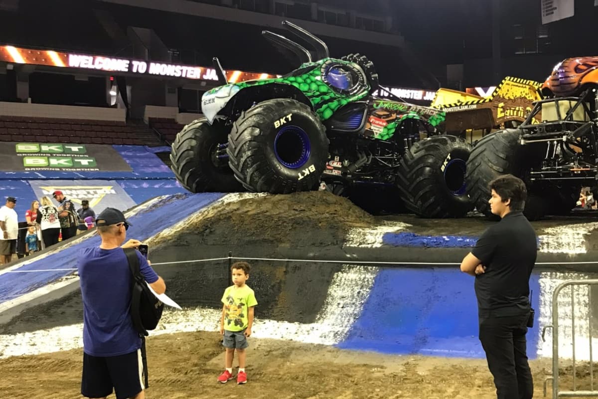 Las familias observaron los enormes camiones, conocieron a sus conductores y equipos favoritos, firmaron autógrafos, se tomaron fotos y disfrutaron de otras actividades como el área de juegos Sand Box.
