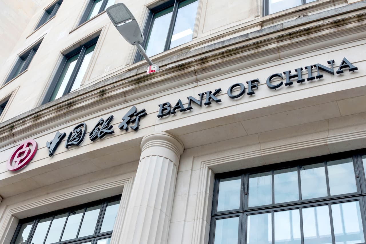 <b>Puesto 25. Banco de China</b>
<br>
<br>Valor de la marca en 2021: 48,700 millones de dólares.
<br>
<br>Cambio en el valor de la marca de 2020 a 2021: -3.8% (-1,900 millones de dólares).
<br>
<br>Sector: banca.
<br>
<br>País: China.
<br>
<br>A pesar de la leve caída de su valor en el 
<a href="https://brandirectory.com/rankings/global/table"><u>Ranking Global 500</u></a> 2021, la marca mejoró en su desempeño en el último año. Algunas de las marcas de esta lista pertenecen a una sola gran empresa matriz y principalmente están en los sectores de tecnología, bancos, ventas minoristas, automotrices y energía, entre otros. 
<br>
<br>El estudio enumera las 50 marcas más valiosas del mundo en base a una evaluación de varios pasos donde calcula su fortaleza. Toma en cuenta los presupuestos de marketing, el desempeño comercial, el aporte a la compañía matriz, las regalías y el valor de la licencia, entre otras variables.
<br>