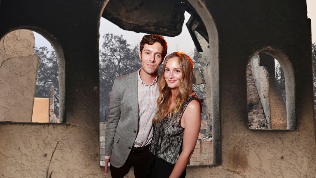 <h2 class="cms-H2-H2">Adam Brody y Leighton Meester</h2>
<br>
<br>De acuerdo con el portal TMZ, Adam Brody y su esposa Leighton Meester se encuentran entre las celebridades más afectadas por los incendios forestales que asolan Los Ángeles, perdiendo su hogar en Pacific Palisades.