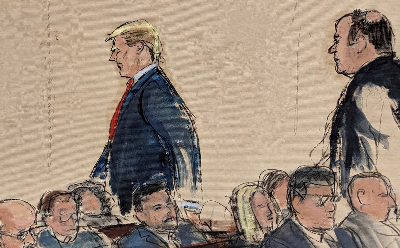 En este boceto de la sala del tribunal, el viernes 26 de enero de 2024, Donald Trump, a la izquierda, es seguido por su abogado Boris Epshteyn, mientras sale de la sala del tribunal federal, en Nueva York.