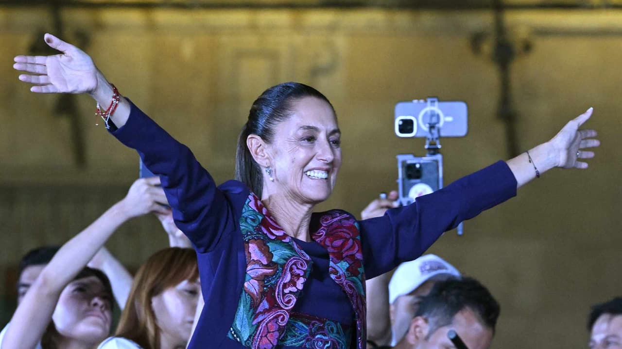 El momento en que Claudia Sheinbaum llega al zócalo de Ciudad de México para celebrar su victoria