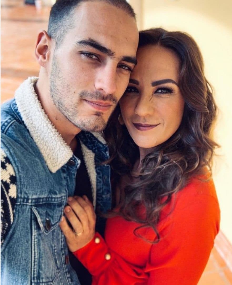 El parecido entre madre e hijo es tan notable que incluso ellos lo reconocen “Lo bueno es que no nos parecemos”, escribió Michel en su Instagram en una foto con su mamá.