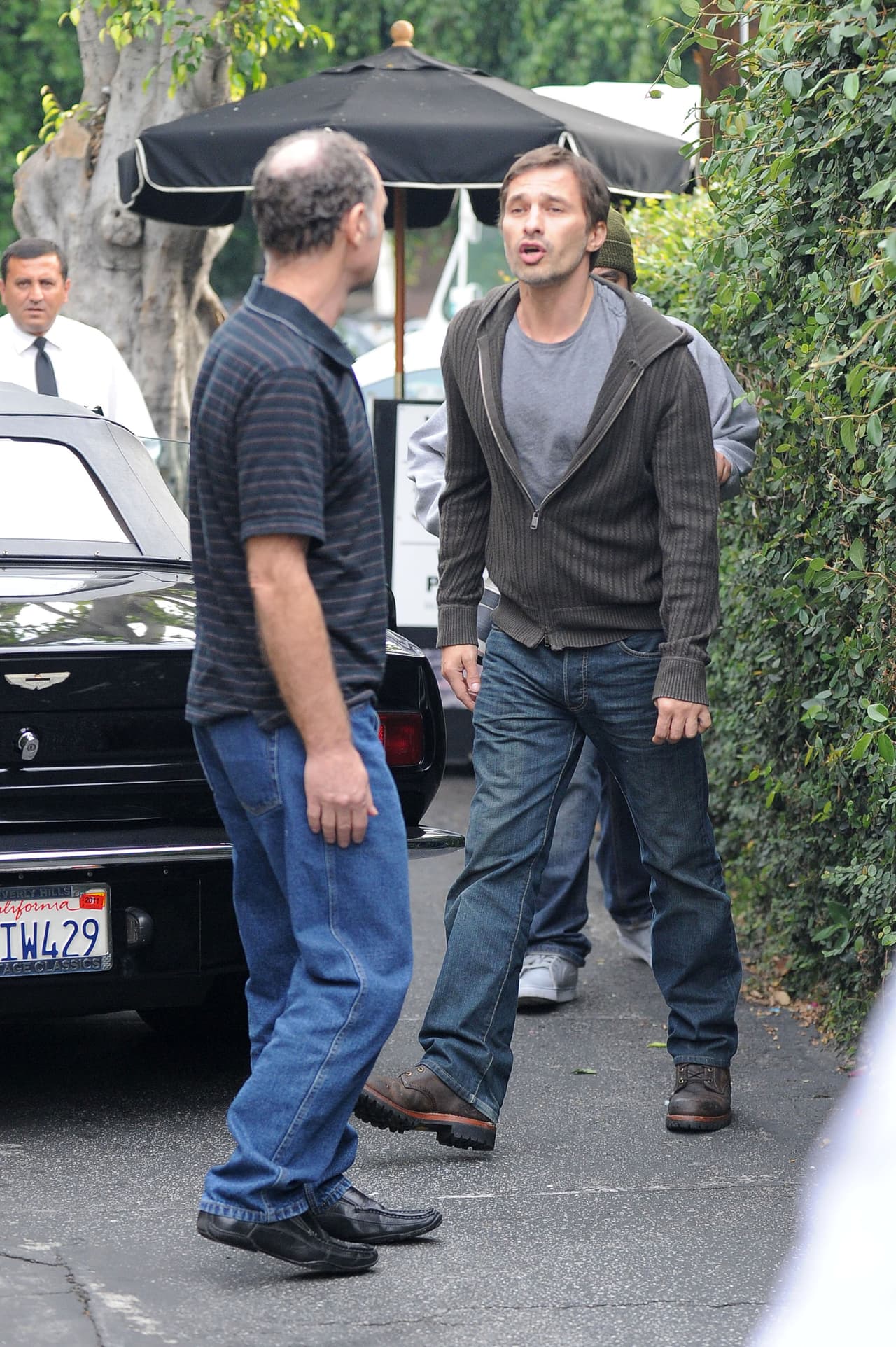 A otro que se acercó a ayudar también le tocaron amenazas del actor, de quien no sería la primera ni última vez en pelearse en público.