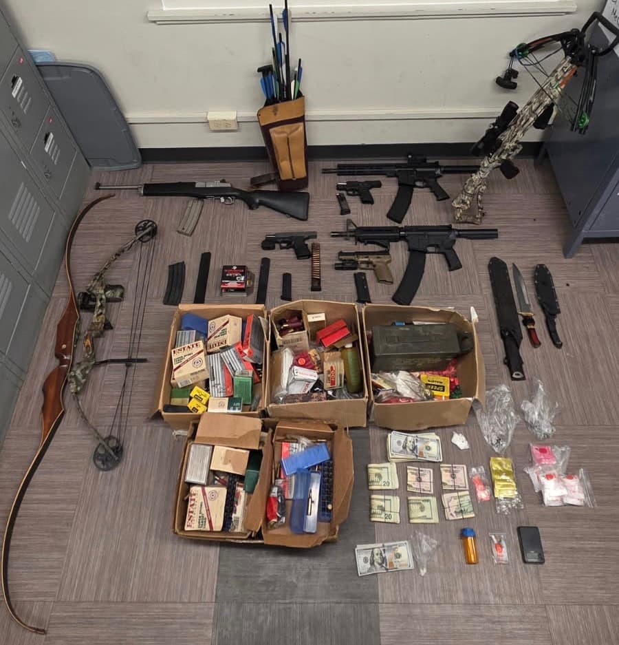 Durante el operativo, realizado en la cuadra 1400 de Derek Creek Lane, en Fort Hates, las autoridades confiscaron:
<br>
<br>📍18 perros, incluidos varios cachorros
<br>
<br>📍6 armas de fuego, entre ellas una pistola fantasma
<br>
<br>📍Dos arcos, varias flechas y una ballesta
<br>
<br>📍Tres cuchillos y un machete
<br>
<br>📍32.5 gramos de crack
<br>
<br>📍Tres pastillas de lorazepam