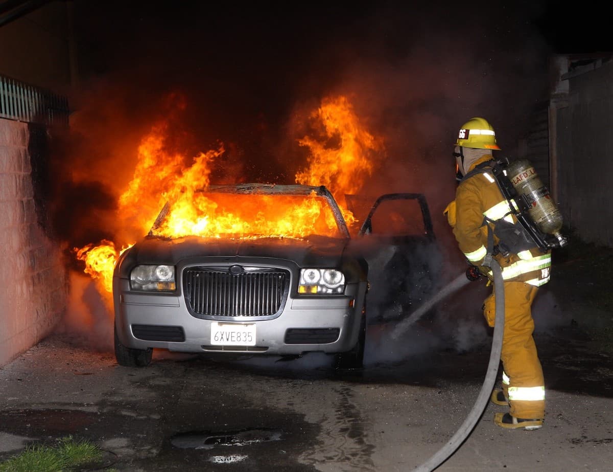 Bomberos respondieron a un carro prendido en llamas en un callejón cerca de la avenida Manchester. El incidente culminó sin lesionados o más daños materiales.