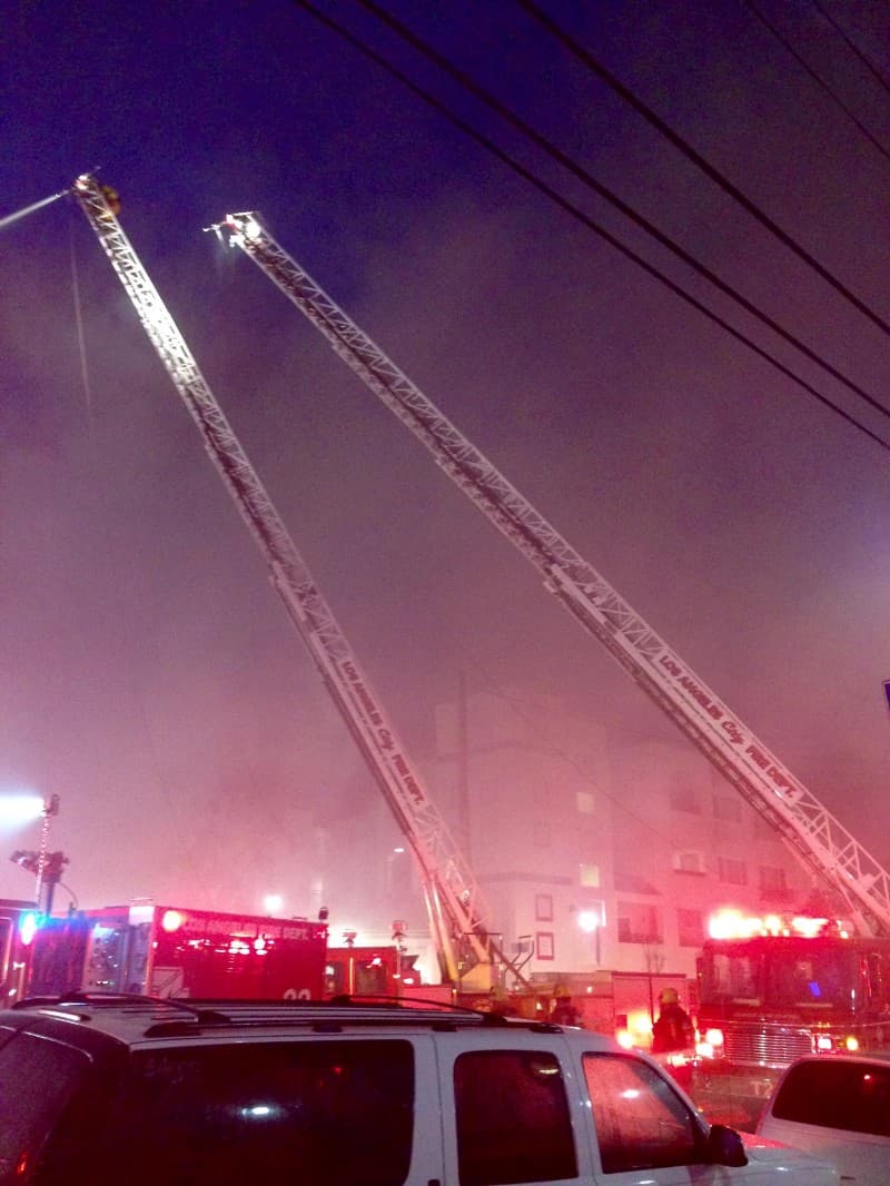 Las llamas se propagaron rápidamente por la estructura de dos pisos, pero no hubieron fallecidos o lesionados.