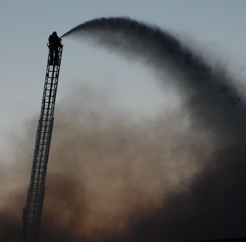 El LAFD responde a miles de emergencia cada semana y cuenta con equipos para auxiliar a personas por tierra, aire y mar.