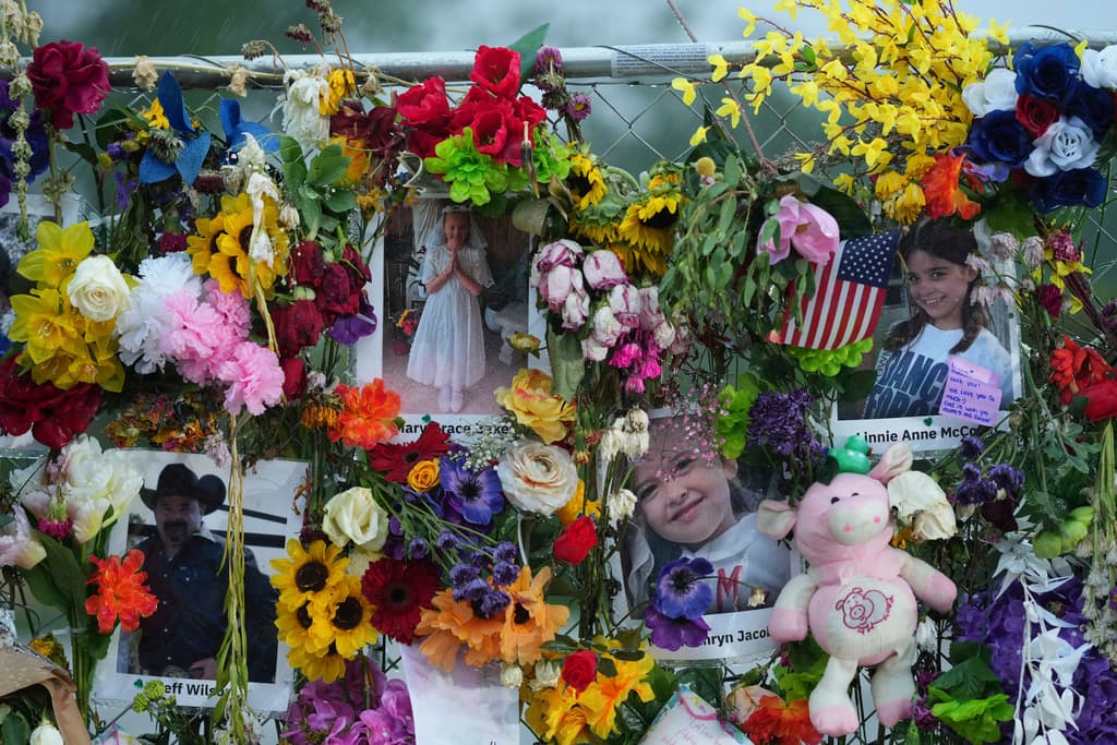 Familiares, amigos y conocidos han expuesto las imágenes de las víctimas de la inundación del 4 de julio, ocurrida antes de las 5:00 de la mañana. Entre las víctimas hay 29 niñas y algunas de sus consejeras, que asistían a 
<b><a href="https://www.univision.com/noticias/estados-unidos/camp-mystic-expansion-fema-mapa-inundaciones" target="_blank">Camp Mystic, un campamento de verano para niñas cristianas. </a></b>