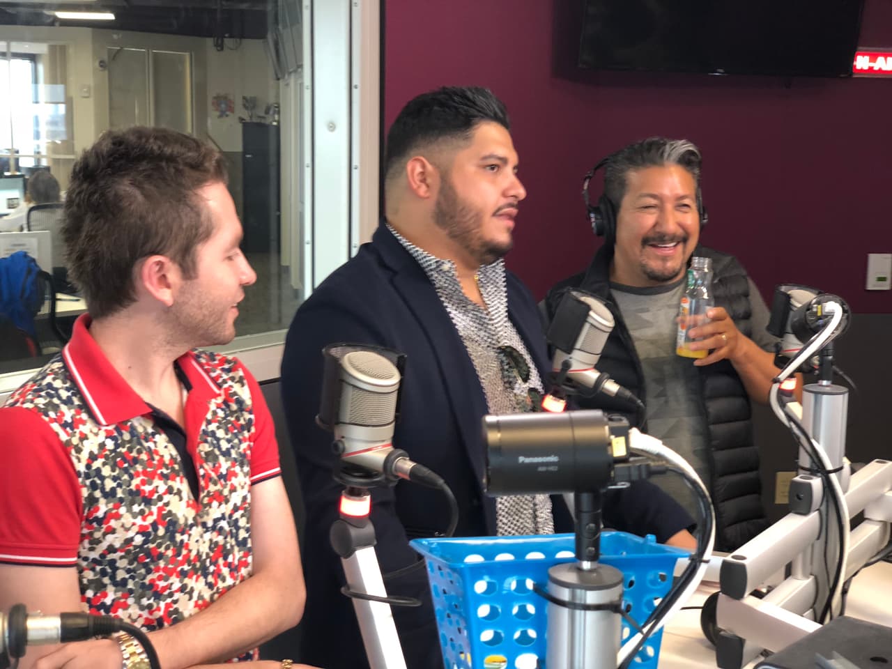 Lo primero que les preguntaron fue sobre su manera de vestir, ya que ellos dejan fuera las botas y sombreros por un estilo más fresco y casual.