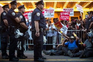 La policía de Nueva York detuvo a 19 personas durante la protesta en Times Square de trabajadores de restaurantes de comida rápidas.