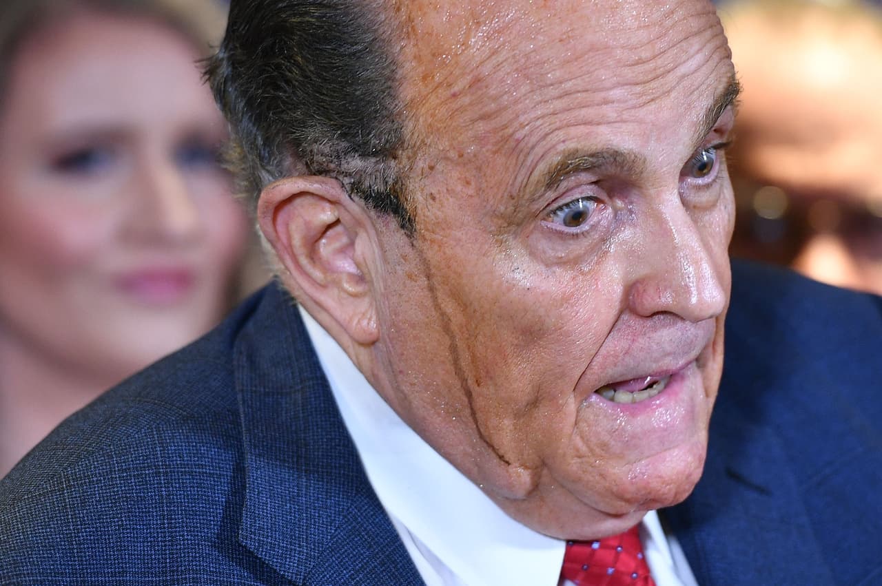 <b>La tarde de Giuliani (19 de noviembre).</b> Trump presentó decenas de demandas por fraude electoral, pero ninguna progresó en las cortes. Había formado un equipo de abogados encabezados por su amigo Rudy Giuliani, quien se mostró especialmente sobresaltado en una de las conferencias de prensa donde explicó su estrategia para revertir la victoria de Biden (en la foto).