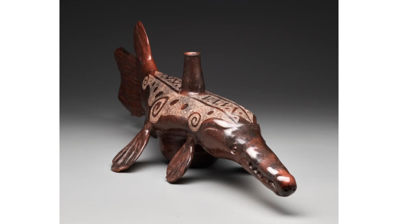 Esta figura
<b>"Batah Kuhuh Alligator Gar Fish"</b> es una pieza valorada en
<b>$10,000 dólares.</b> El joven también la dañó y rompió el cristal que la protegía al lanzarle un soporte de gel antibacterial. Esta pieza quedó hecha pedazos, según documentos del arresto.