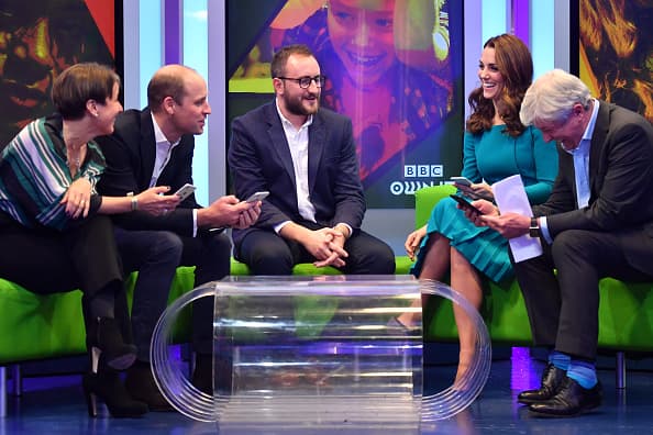 Webb dijo que la aplicación actúa como una 
<b>"mano amiga"</b> para guiar a los niños a desarrollar buenos hábitos al usar su primer teléfono y 
<b><a href="https://www.univision.com/noticias/educacion/las-ninas-sufren-de-ciberacoso-tres-veces-mas-que-los-ninos-segun-un-nuevo-reporte" target="_blank">evitar algunos de los posibles peligros de la vida digital</a></b>.