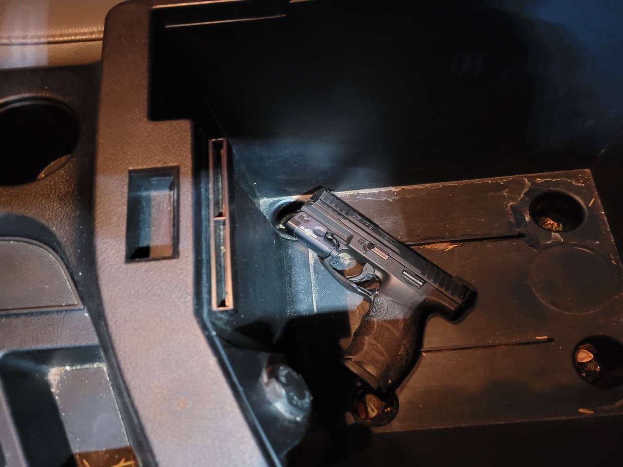 Un vehículo fue detenido por agentes de la estación de Tucson en la I-10. Dos ciudadanos estadounidenses de 16 años que traficaban con dos migrantes fueron arrestados. Un arma robada en la consola central fue incautada y entregada al Departamento de Seguridad Pública de Arizona. Los agentes siguen encontrándose con traficantes armados, incluidos menores.