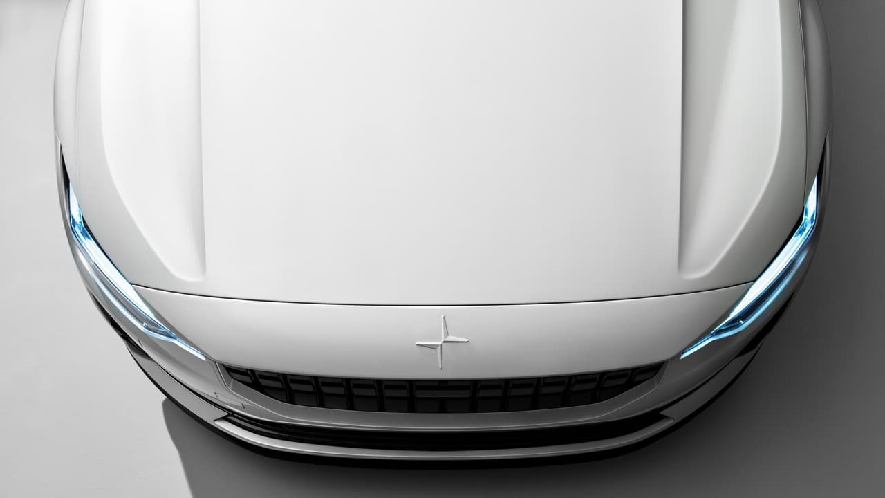 Según su fabricante, el Polestar 2, cuyo tren motriz puede producir muy tempranamente hasta 487 lbs-pie de torque, es capaz de acelerar de 0 a 62 millas por hora (100 Km/h) en 
<b>menos de 5 segundos</b>. El fabricante aspira lograr una certificación de autonomía de 275 millas de parte de la Agencia de Protección Ambiental de Estados Unidos.