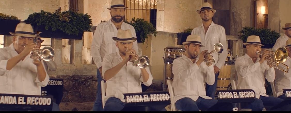 La canción ya está en todas las estaciones de radio y en todos los canales de video, así como en el canal de Vevo de la banda en YouTube y en el canal oficial de El Recodo en esta misma plataforma.