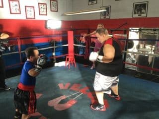 Raúl de Molina se preparó para su gran batalla en el ring del boxeo contra Carlitos el Productor. Y su entrenadora Ximena Cordoba estuvo allí apoyándolo todo el tiempo.