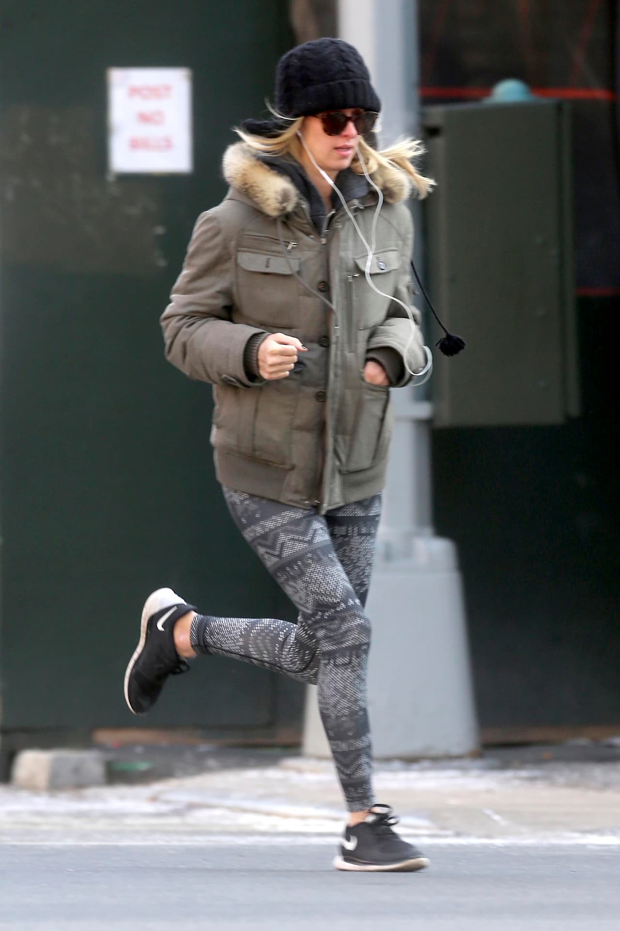 Corrió algunas calles sin esforzarse mucho.