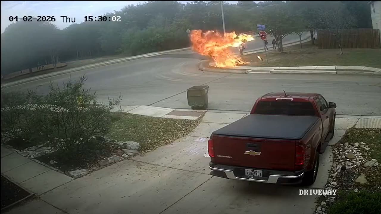 Motociclista derrapa y termina envuelto en llamas en San Antonio