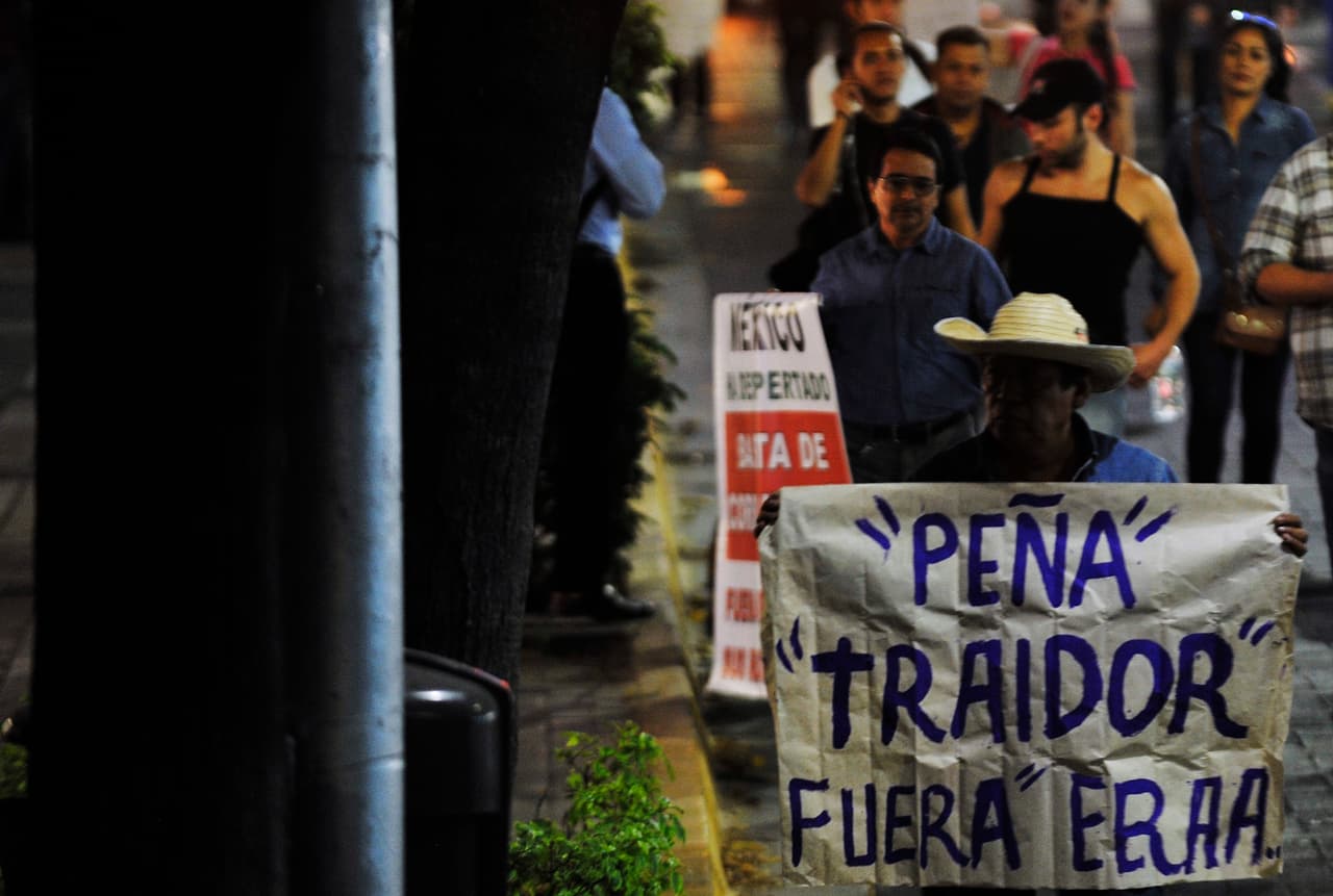 Los manifestantes gritan consignas en contra de la administración de Enrique Peña Nieto y las reformas.
<br>