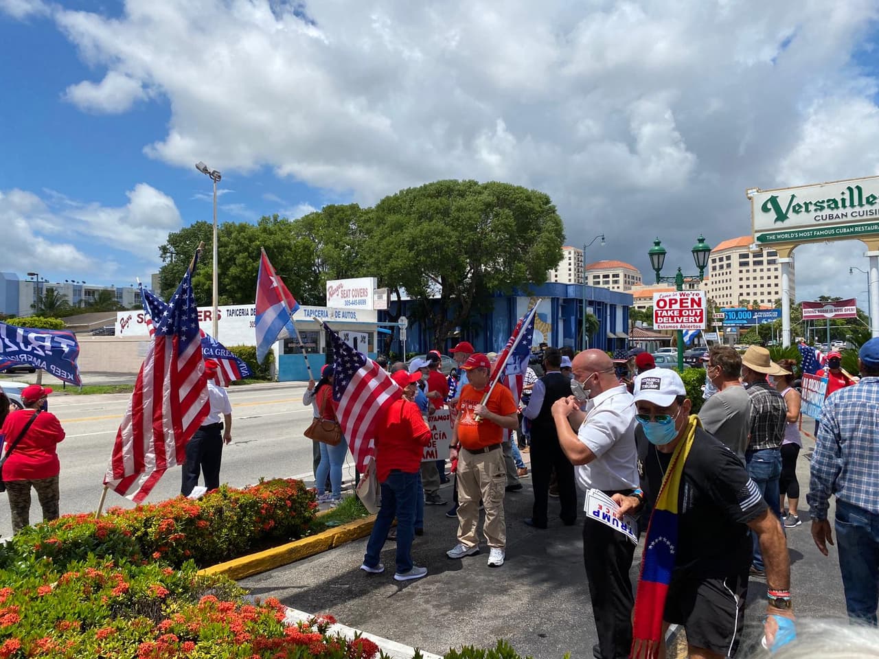 La manifestación a favor de la policía comenzó al mediodía del miércoles y se extendió hasta la tarde, frente al restaurante Versailles, un ícono del exilio cubano. 
<br>