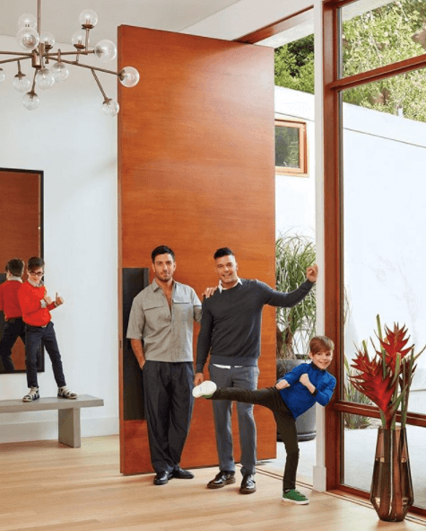 Mientras que Jwan Yosef compartió con sus seguidores esta instantánea en la que ya aparecen en familia.