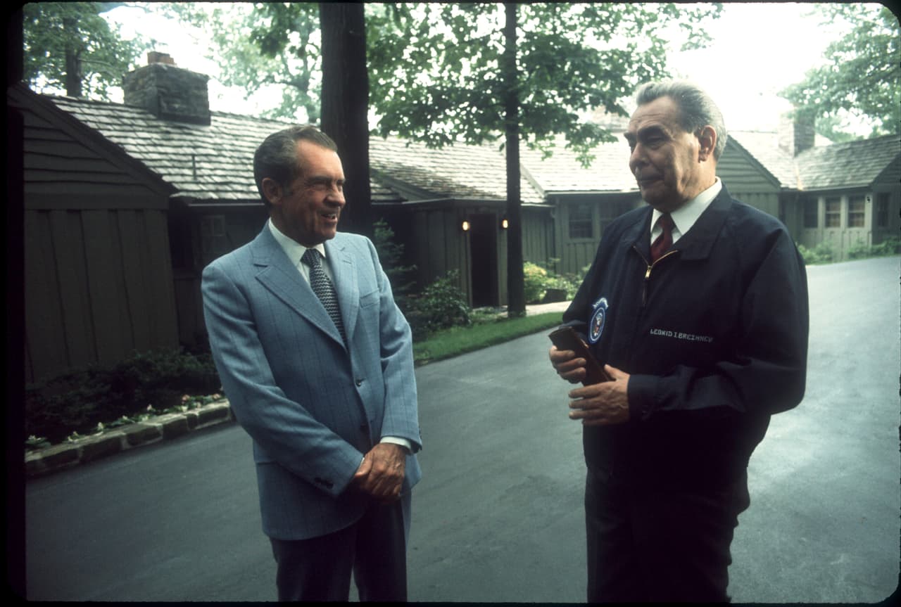 <b>Mayo 1972:</b> En una visita a Moscú, el presidente Richard Nixon le regaló un Cadillac coupé al secretario general del Partido Comunista de la Unión Soviética, Leonid Brezhnev. Brezhnev era un coleccionista reconocido de vehículos. Nixon quería agradecer la invitación que lo convirtió en el segundo presidente estadounidense en viajar a Rusia. Según la información de la época, General Motors donó el auto, que era un modelo regular que se podía comprar en el mercado estadounidense.