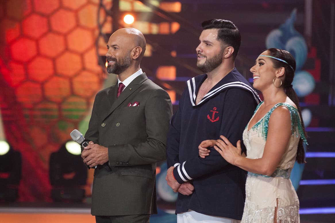 Paul Stanley volvió a hacer de las suyas y recibió solo
<b><a href="https://www.univision.com/shows/mira-quien-baila/estos-son-los-jueces-de-la-sexta-temporada-de-mira-quien-baila-fotos"> buenas críticas de parte de Dayanara, Joaquín y Lola</a></b>. Tras bailar 'Shabadabada' de OV7, Paul recibió con una sonrisa los comentarios sobre su ejecución.