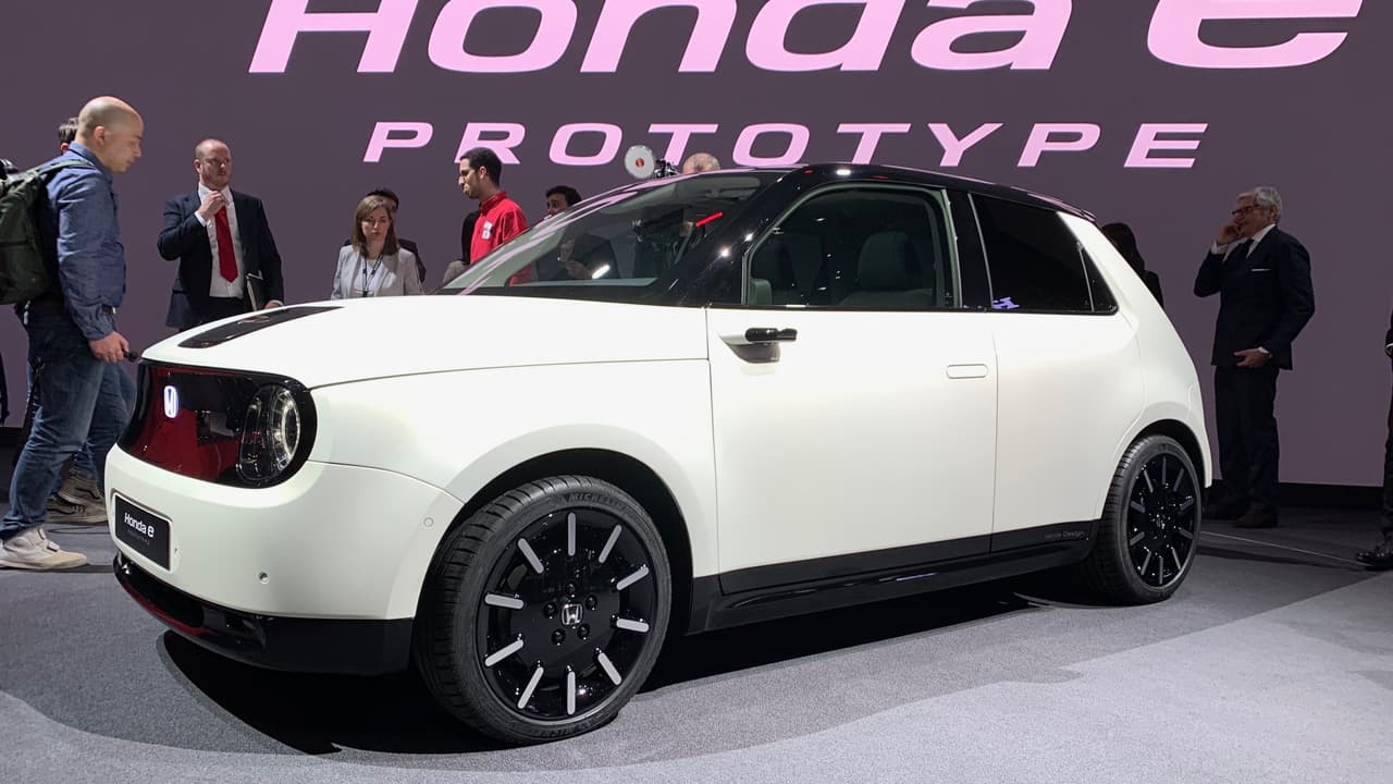 <h3 class="cms-H3-H3">Honda e Prototype</h3>
<br>Un prototipo no es lo mismo que un concept. Este minicarro eléctrico, de nombre sencillo y tecnología complicada, debutó inicialmente en el Auto Show de Frankfurt como concepto en 2017 con el nombre de 
<b>Honda Urban EV Concept</b>. El prototipo que vimos en Ginebra está casi listo para ser producido. La lista de espera se abre este año.