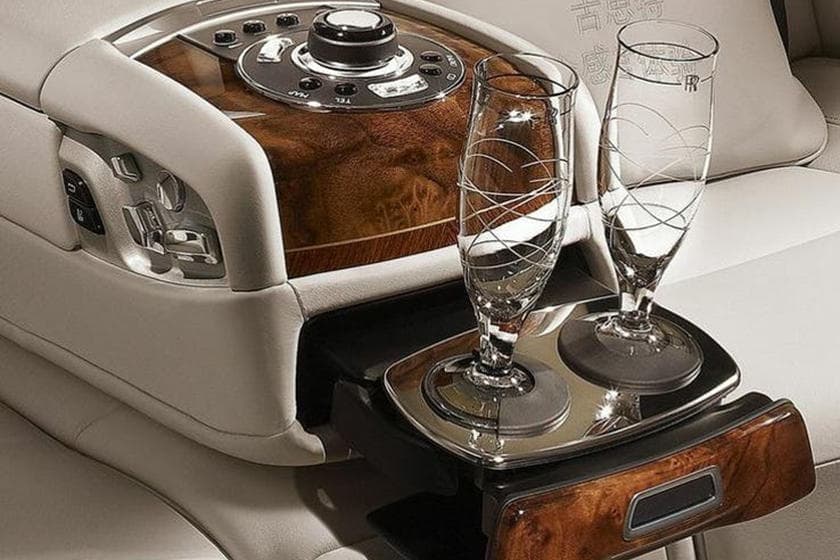<b><u>Armario para Bebidas – Rolls-Royce</u></b>
<br>Sin duda debes agregar un Rolls-Royce Phantom a tu establo. Este carro (o mejor dicho limosina) es ideal para cuando elijas maximizar el tiempo con tu pareja o para llevar a cabo negociaciones en la banca posterior mientras tu chofer se encarga de la conducción.