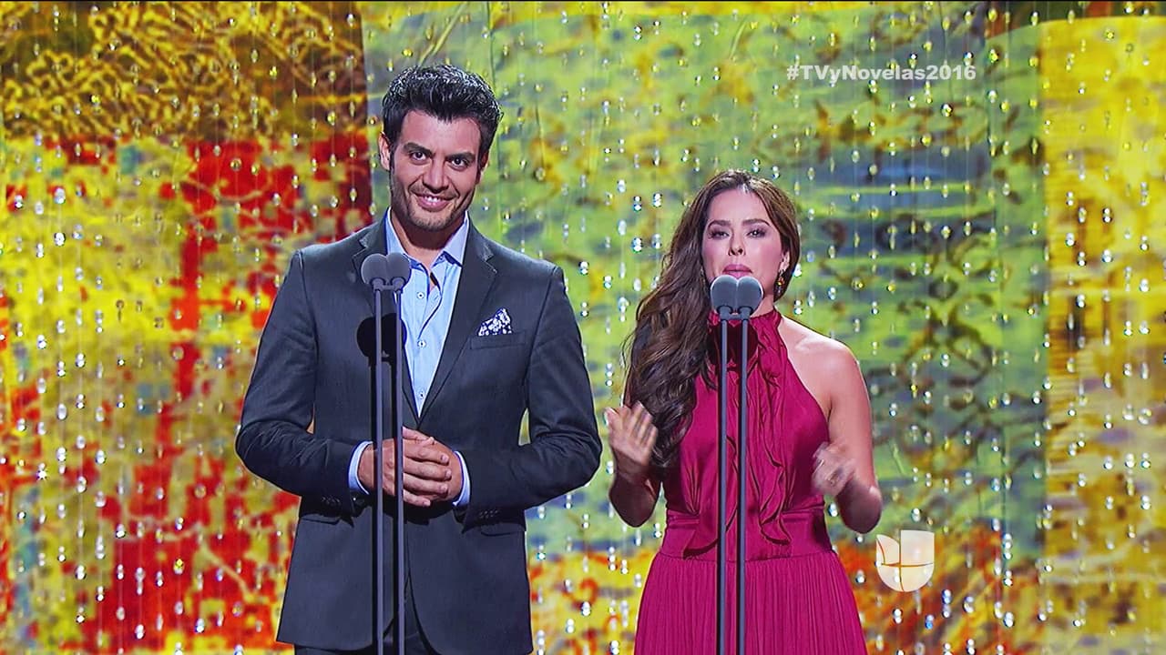 Danna García y Andrés Palacios anunciaron a la telenovela con el 'Mejor Reparto'.