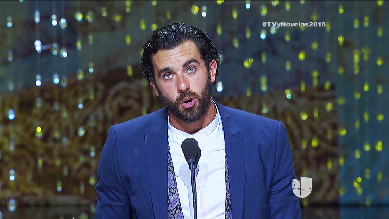 José Pablo Minor subió para recibir su galardón por su papel de David en Pasión y Poder.