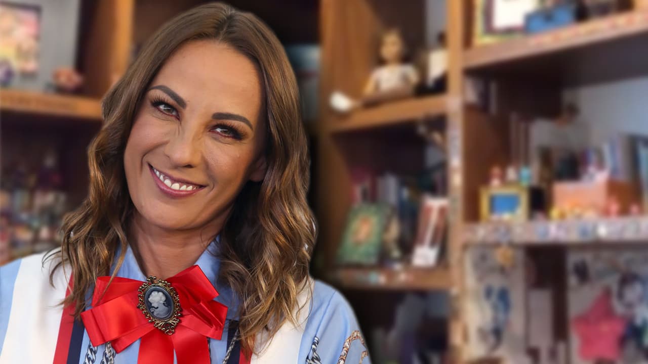 Consuelo Duval tiene un inusual hobby de niños que esconde en su clóset