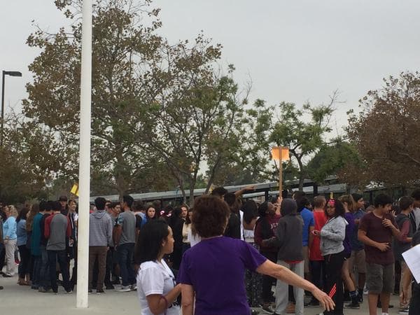 Así mismo afirman que se deben evitar estar cerca de líneas eléctricas, árboles, señales, edificios y otros objetos que puedan llegar a caer.
