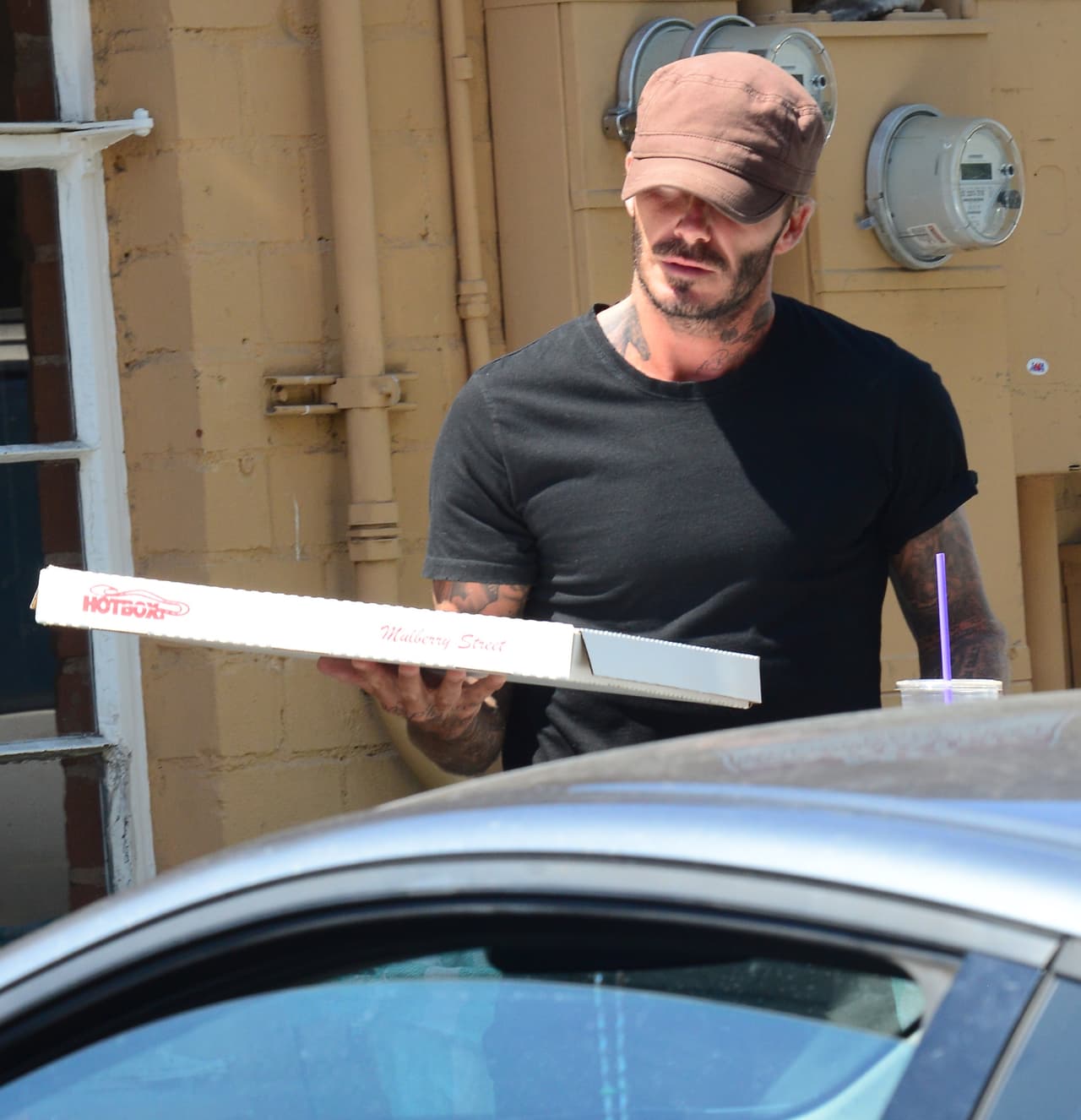 Aunque realmente él no se porta como si fuera una celebridad.