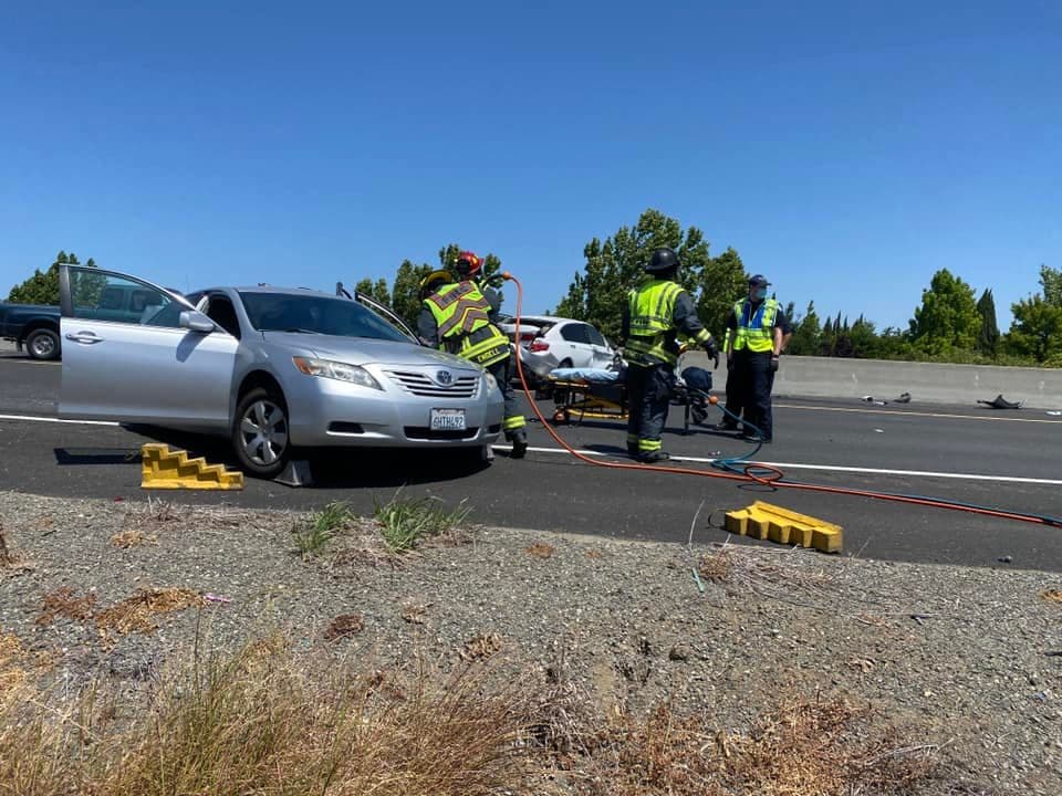 Elementos del Departamento de Bomberos de Fairfield atendieron a seis personas que resultaron heridas en un fuerte accidente ocurrido en la autopista 12, alrededor del mediodía de este martes.