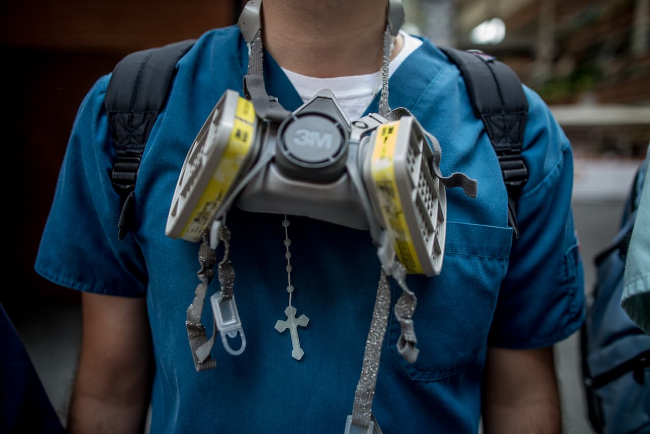 Despite the donations that Venezuelans abroad have made from cities like Miami or Madrid, rescuers have had to improvise neck braces and other emergency care methods.