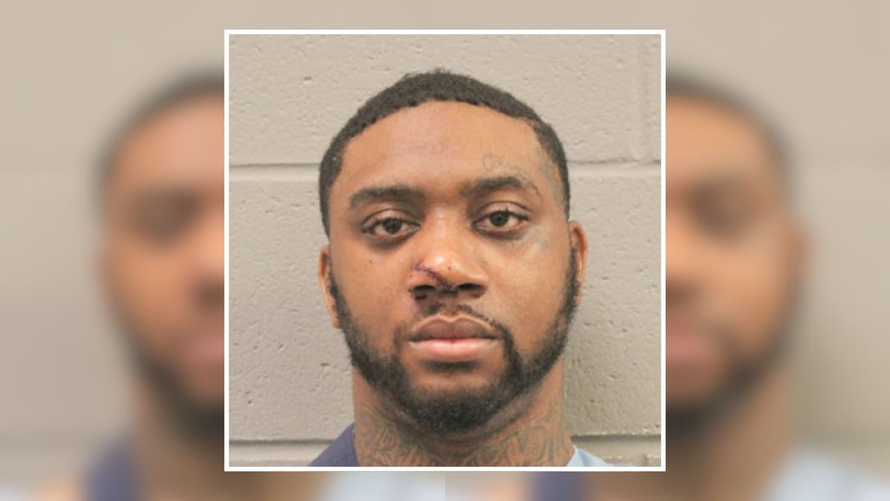 Arrestan a uno de los tres sospechosos de robar a un anciano en el estacionamiento de un banco de Houston