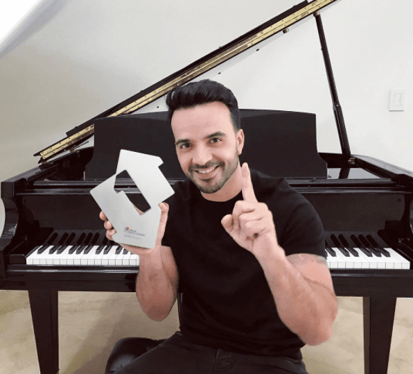 Luis Fonsi, compositor de "Despacito", también ha contribuído a la causa para ayudar tanto a la isla del encanto como a México, no solo haciendo donaciones a título personal, sino invitando a sus seguiores a hacer su propia contribución.
