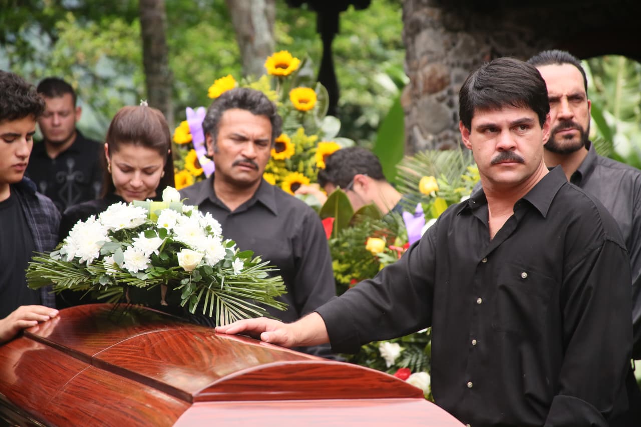 Amongst tears and sadness, and surrounded by his family and closest friends, ‘El Chapo’ paid tribute and bid the last farewell to his brother.