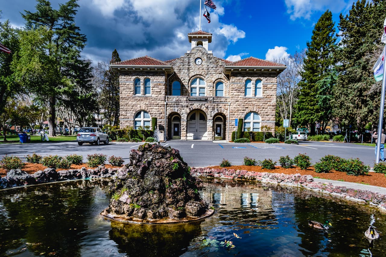 <h2 class="cms-H2-H2">26. Sonoma, California</h2>
<br>
<br>💵
<b> Salario mínimo por hora a partir del 1 de enero de 2023 (empresas con más de 26 empleados):</b> $17.00
<br>
<br>💵
<b>Salario mínimo por hora a partir del 1 de enero de 2023 (empresas con menos de 25 empleados):</b> $16.00
<br>