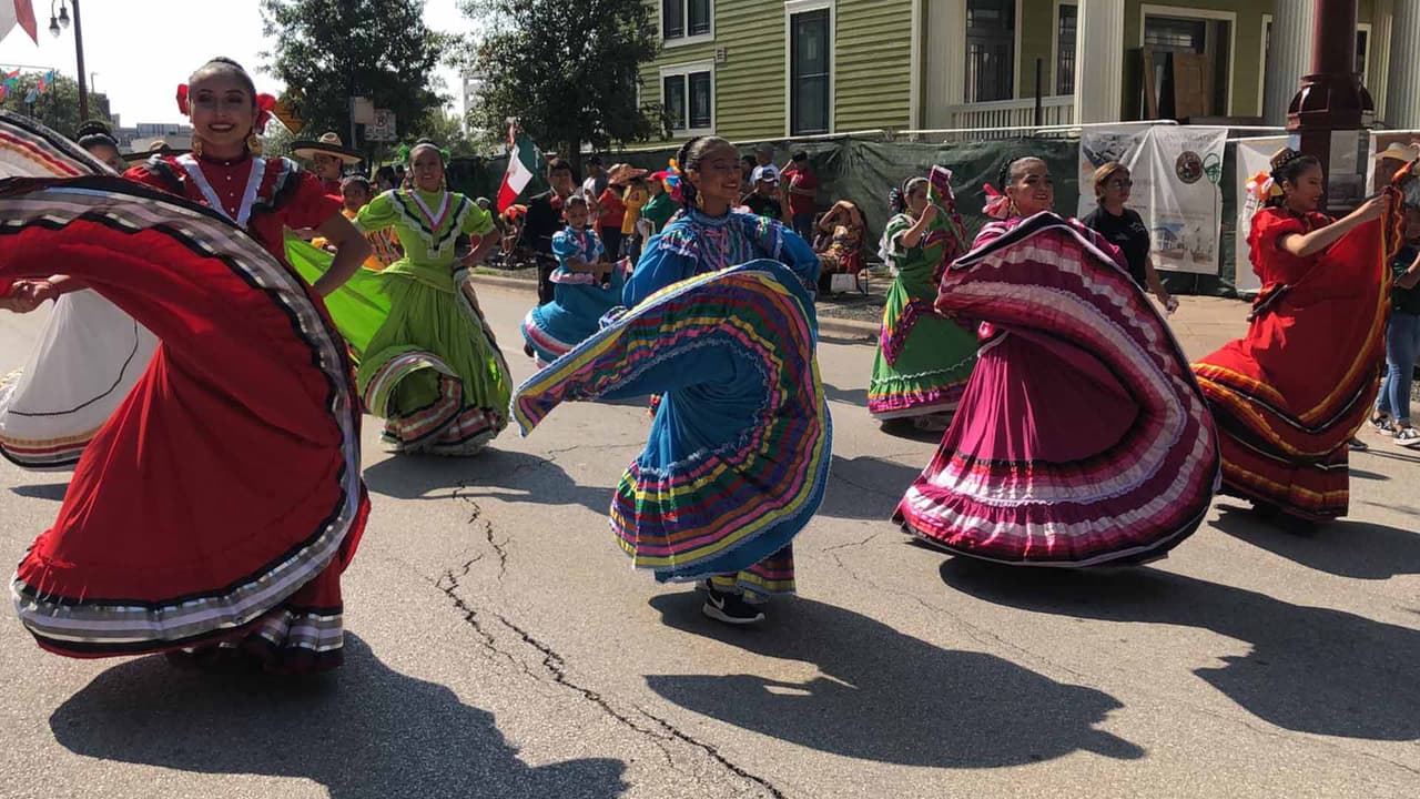 Hubo música y bailes folclóricos a lo largo de la caminata.