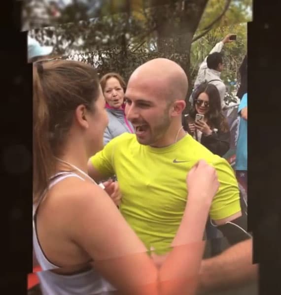 El anillo se lo entregó de una manera muy original, pues todo sucedió al terminar la carrera '4 Estaciones' en la que ambos participaron en la Ciudad de México.