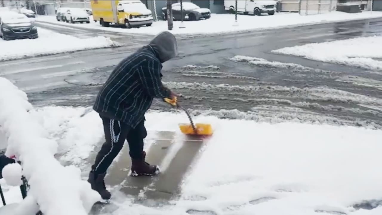 Palear nieve tras la tormenta invernal eleva riesgos de morir de un infarto, según médicos