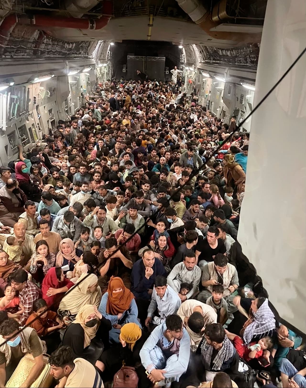 Un avión C-17 Globemaster III de la Fuerza Aérea con 640 personas (seis veces su capacidad en condiciones de seguridad) que escaparon de Kabul la noche del domingo 15 de agosto muestra la magnitud de la desesperación de quienes quieren salir del país. 
<br>
<br>El fin de 20 años de intervención militar estadounidense en Afganistán concluyó con la retoma del poder de los talibanes y su retirada
<a href="https://www.univision.com/noticias/mundo/fin-guerra-vietnam-afganistan-comparacion-fotografias"> <u>fue comparada con el último día de las tropas de Estados Unidos en Vietnam</u></a>.