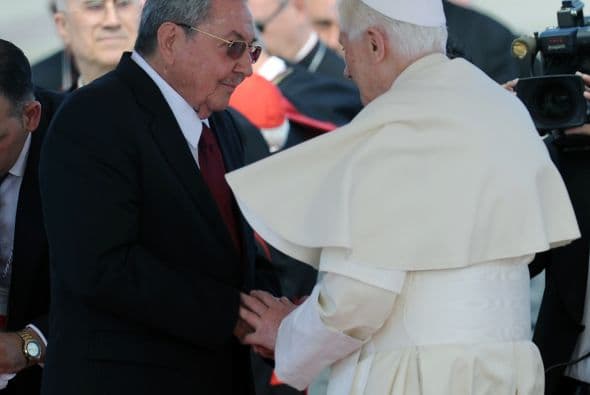El líder católico mundial, se entrevistó con Raúl Castro, quien lo recibió honores militares correspndientes a su cargo como jefe del Estado Vaticano y fue saludado por una delegación de niños.