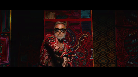 Y regresa Gianluca para otros pasos sexis. ¡Sólo él sabe moverse así!