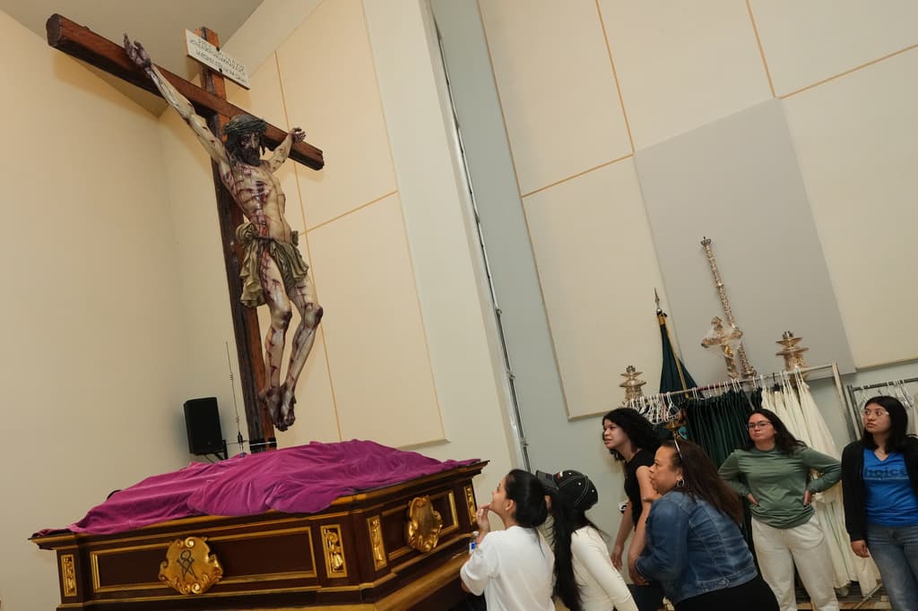 También forman parte de la procesión 
<b>estatuas de tamaño natural que representan escenas sobre la tortura y muerte de Jesús</b>, el hijo de Dios. Para el grupo de 
<b>jóvenes católicos de la iglesia Corpus Christi, en Miami,</b> se trata de un privilegio formar parte de la demostración.