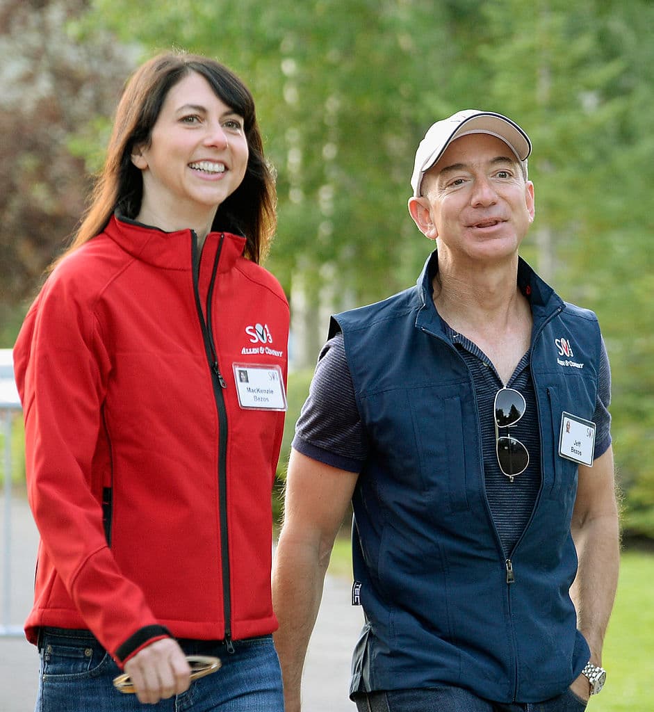 <b>MacKenzie Scott</b>
<br>Esta escritora se graduó de Filología Inglesa con los más altos honores en la Universidad de Princeton, la misma a la que asistió su ex pareja Jeff Bezos. Su relación no inició en la escuela, más bien fue en la compañía D. E. Shaw donde ambos trabajaron.